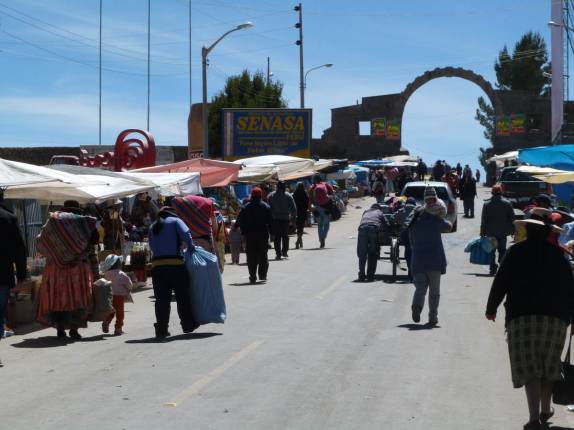 Chegando à movimentada fronteira Peru-Bolívia, já bem perto de Copacabana